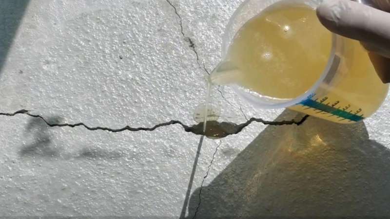 Hogyan kezeljük a keskeny, pókhálószerű repedéseket a betonon?